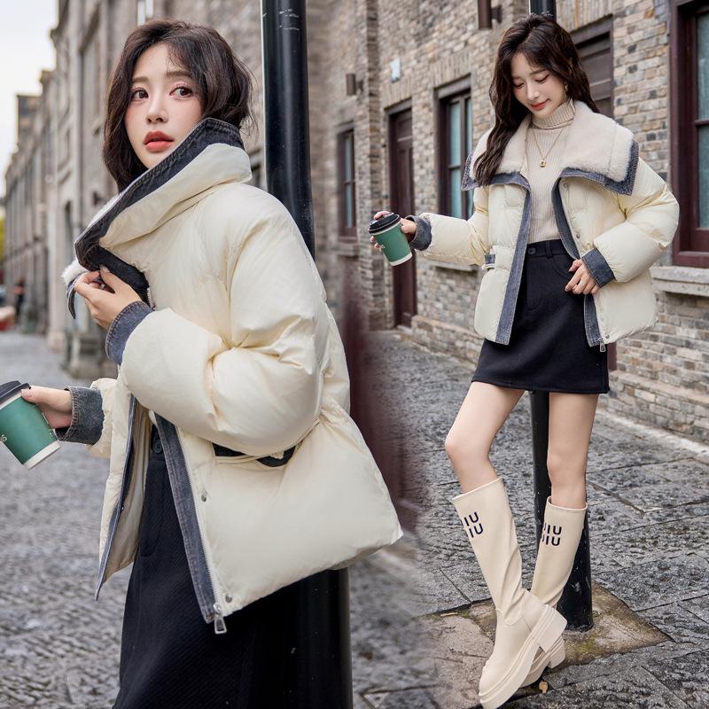 

Женская зимняя куртка пуховик свободного кроя с отложным воротником - в корейском стиле, 90% пух белой утки, модель Y24069 S (90-115 jin) грязно-белый