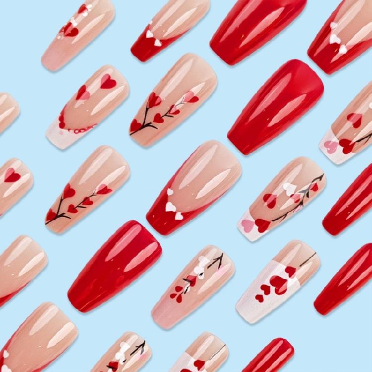 Valentinstag Falsche Nägel Lange Sarg-Aufkleber-Nägel mit Herz-Designs Press-on-Nägel Französische Spitze für Nagel-Enthusiasten
