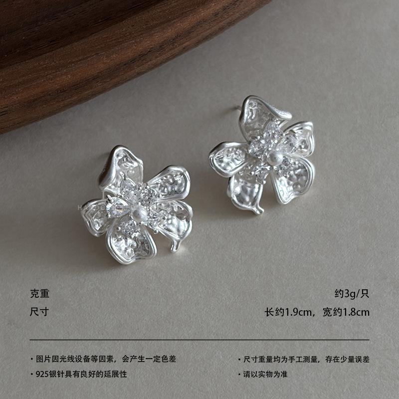 Vintage relief flower zircon pearl stud earrings three-dimensional texture court style commuting dinner light luxury temperament earrings
