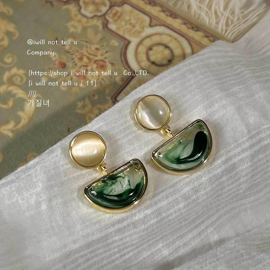 

Creative and beautiful design sense smudged green earrings s111 silver needle high sense geometric semicircle earrings light luxury earrings 925 silver needle зелёный