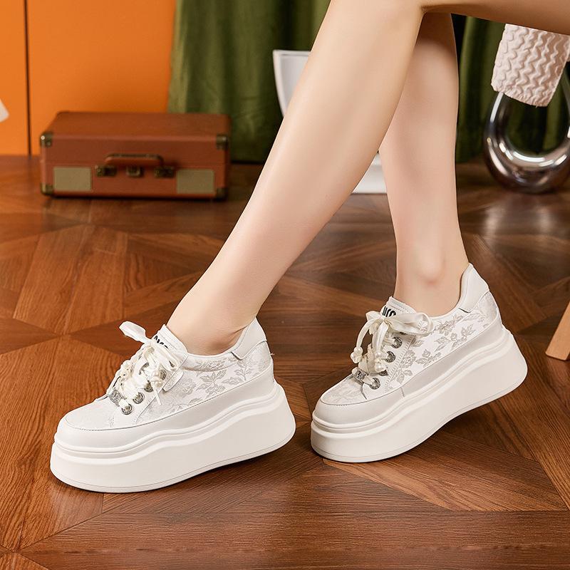 Inner height increase white shoes women's 2025 spring and summer new board shoes fashionable new Chinese versatile casual muffin platform women's shoe