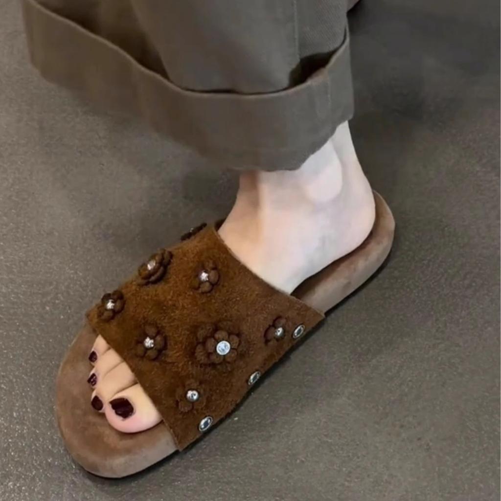 Retro flower rhinestone open-toed cool slippers for women's outerwear 2025 summer new suede thick-soled versatile sandals