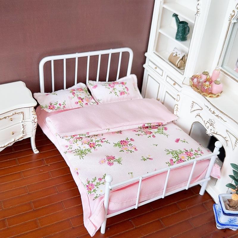 1/12 Bebek Evi Minyatür Yatak Dört Parça Yatak Seti Yatak Çarşafı Yorgan Yastık Yorgan Kılıfı Yatak Takımı Bebek Yatak Odası Dekorasyonu Oyuncak