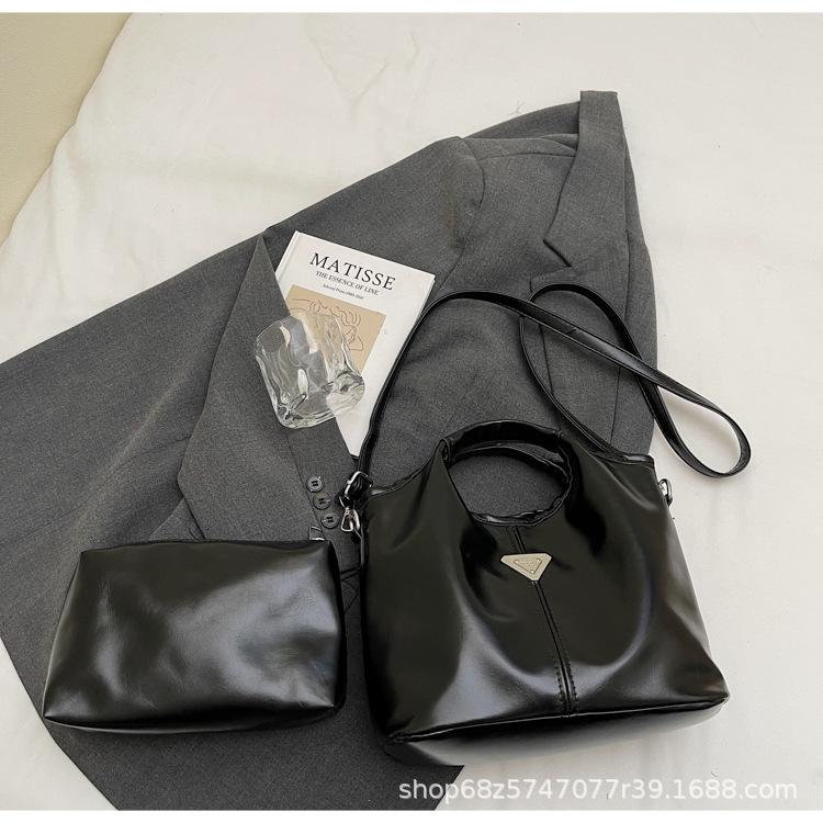 Popular Super Fire Hand Bag Women's 2025 New Fashion Versatile Shoulder Bag Commuter Premium Texture Bucket Bag