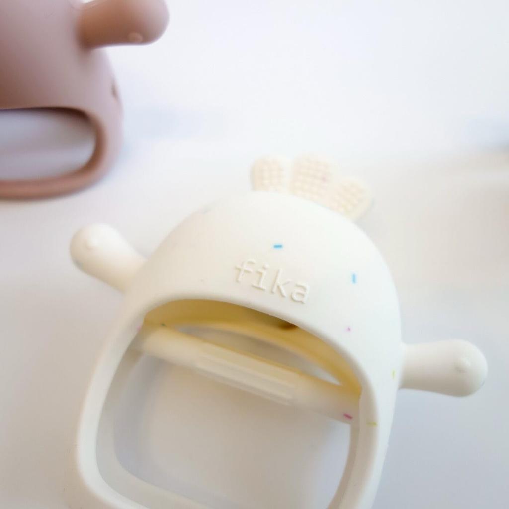 Fika (fika) Silicone Teether, designed by a childcare worker mom in Kobe. Easy to hold, meets food hygiene standards. Pink.