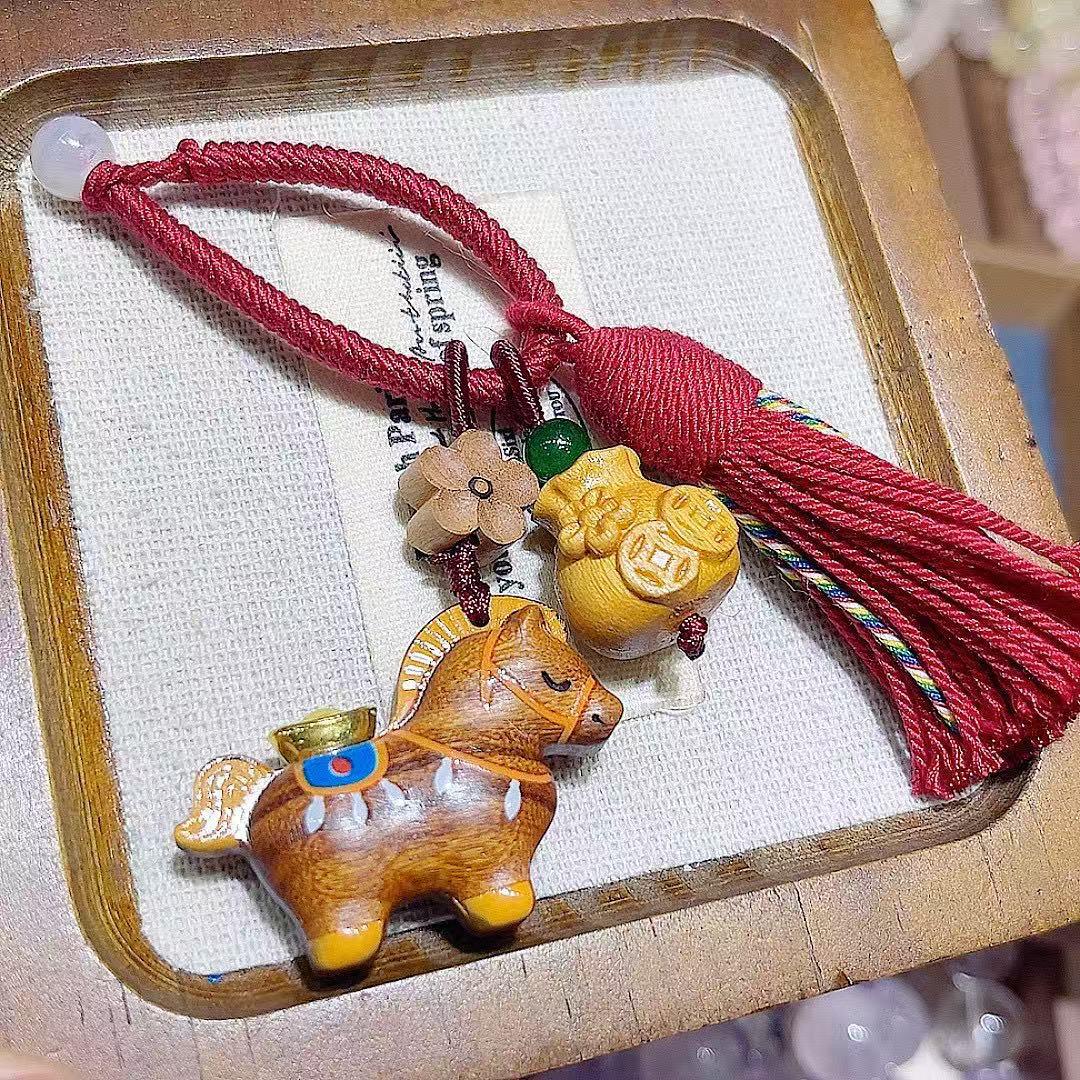 

Сандаловое дерево Резная Расписная Ключеница-Подвеска Лошадиная Повозка