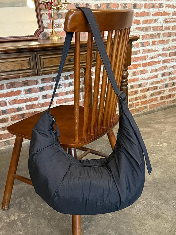 

Корейская ретро плиссированная сумка-пельмень женская 2025 новая большая вместительная сумка-круассан для поездок на работу сумка-мессенджер на плечо для поездок на работу чёрный