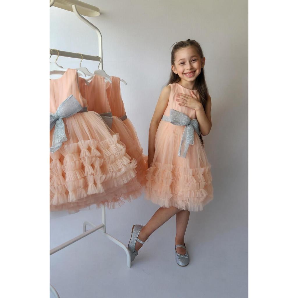 Detaliu rochie de seară pentru nuntă, cu design special, alb pentru fete. Vezi tabelul cu mărimi din videoclip