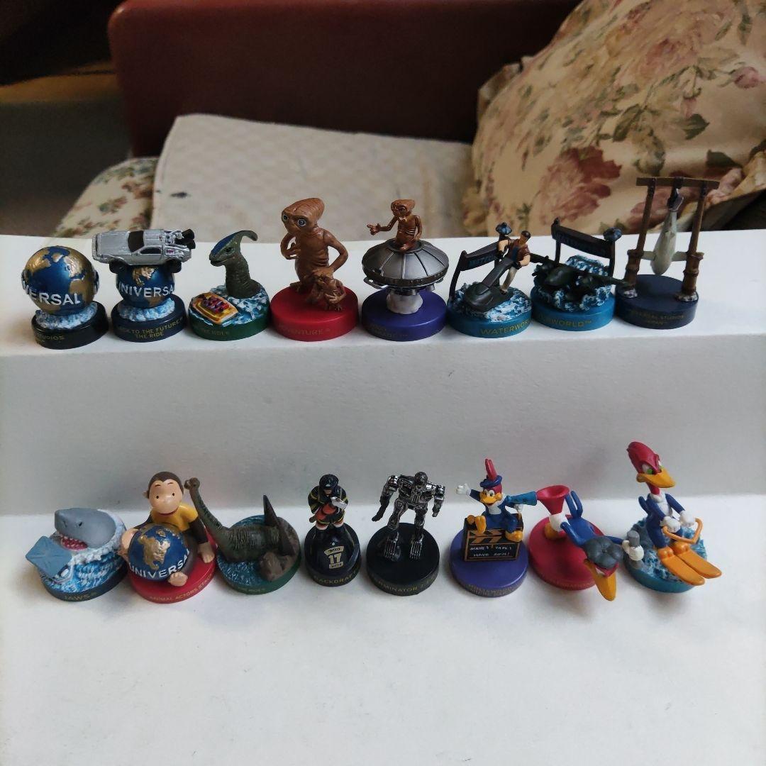 

[Б/У] Набор миниатюрных фигурок Universal Studios из 18 штук