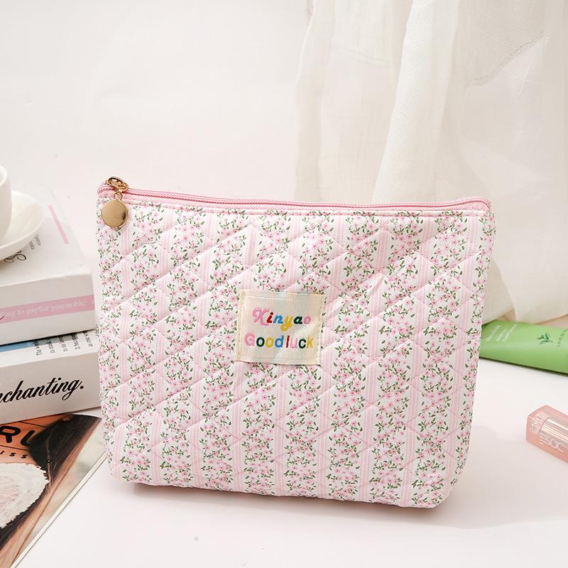 High-Capacity Quilted Floral Cosmetic Bag - Stylish, Compact, and Convenient