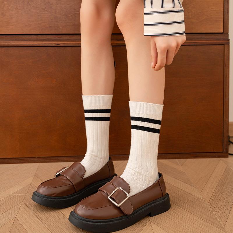 Damen Herbst und Winter Warme College Wind Vertikale Streifen Zwei Streifen In der Röhre Stapelsocken