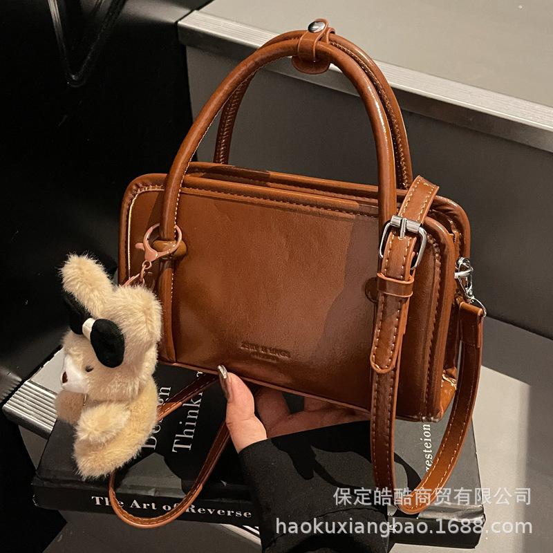 This Year, Popular Small Bags Are Women's Autumn and Winter Versatile 2025 New Retro Shoulder Messenger Bags, Popular Portable Small Square Bags.