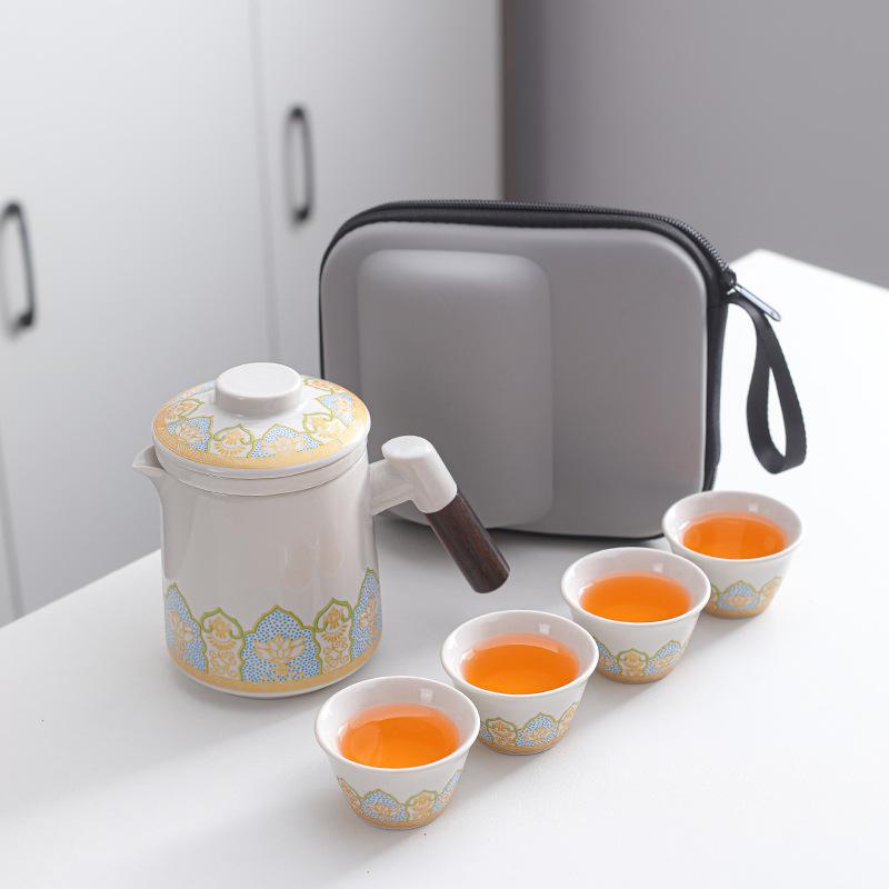 Cestovní čajová souprava jako firemní dárek, jedna konvička a čtyři šálky pro otce, bankovní klienty a jako luxusní suvenýr na firemní výroční schůzi