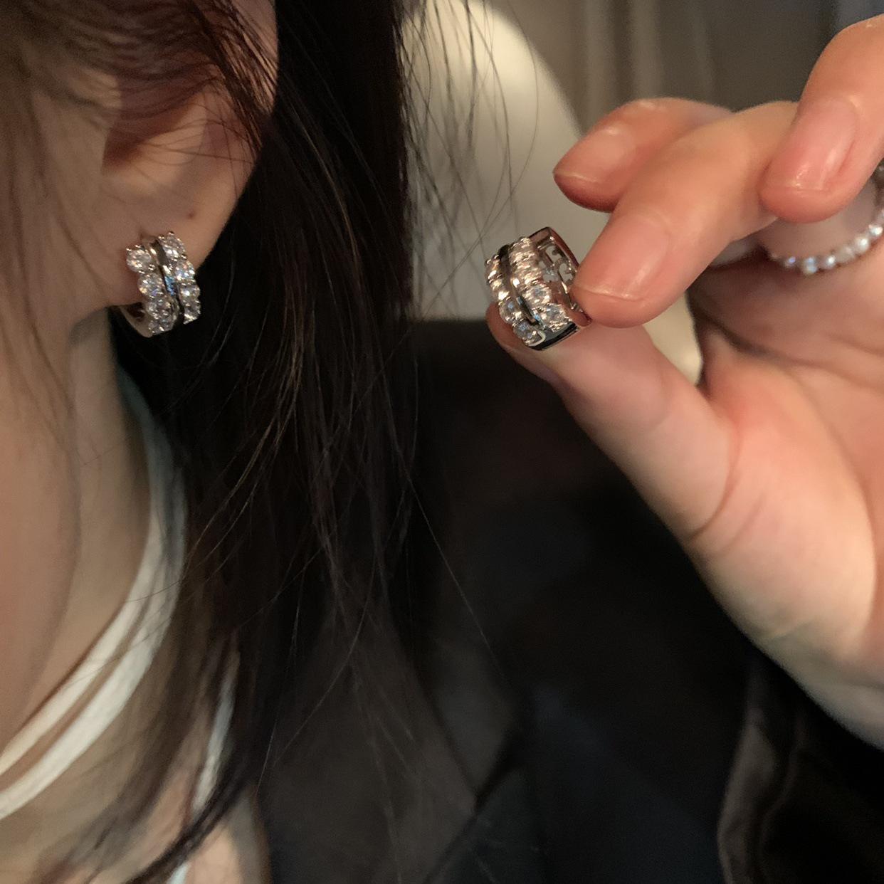 

Трендовые женские серьги-гвоздики в виде круга с передовым чувством стиля - Нишевый дизайн, Холодный стиль