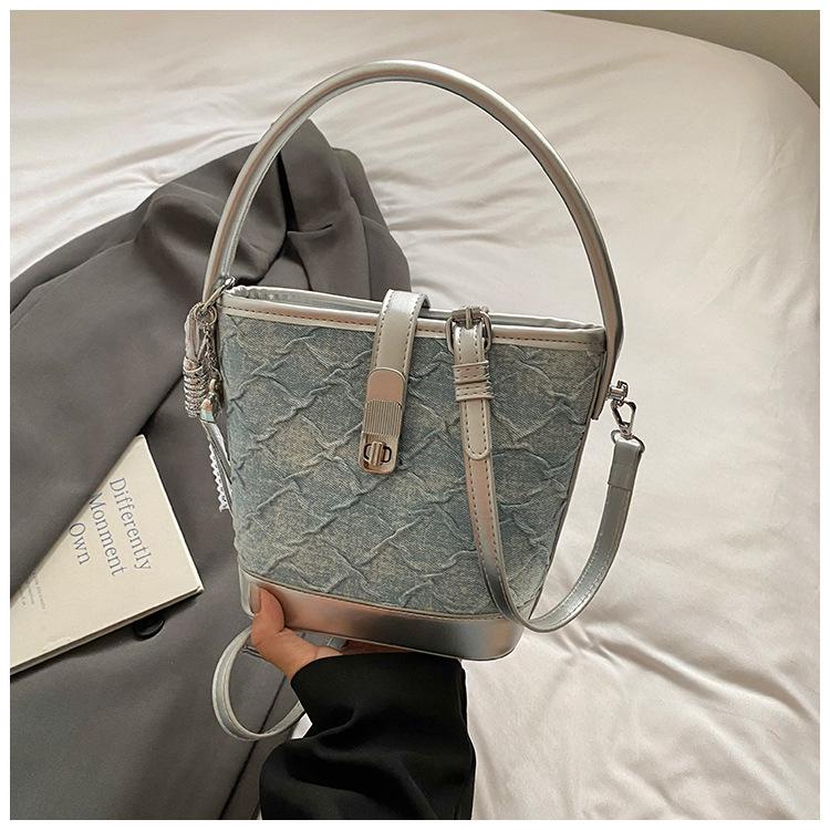Korean texture portable bucket bag is popular this year, diamond bag women's new fashion niche single shoulder messenger bag tide