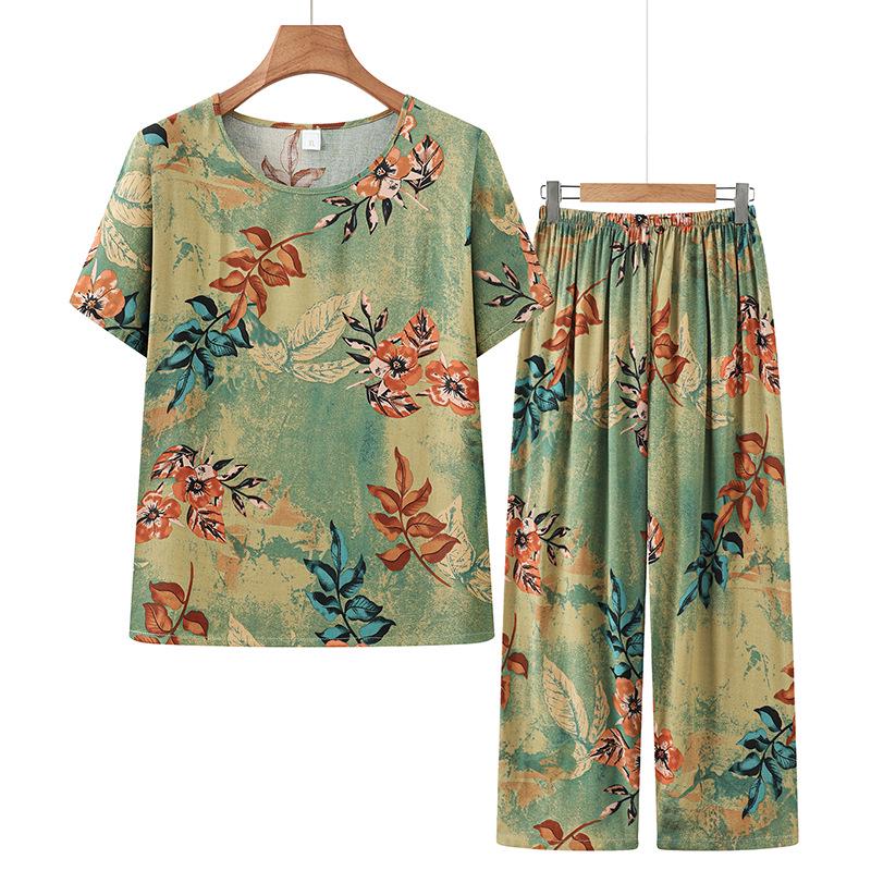 Stylish Short-Sleeved Printed Casual Summer Set for Middle-Aged Women, Lightweight Plus Size Pajamas, Versatile for Home or Outdoor Wear.