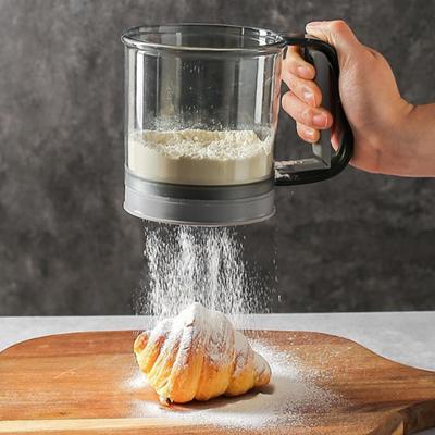 Handlicher Mehl-Sieb Transparenter Lebensmittel-Kunststoff Manuelles Mehl-Sieb Doppelschichtige Messbecher Mehl-Sieb zum Backen Puderzucker Kakao Matcha