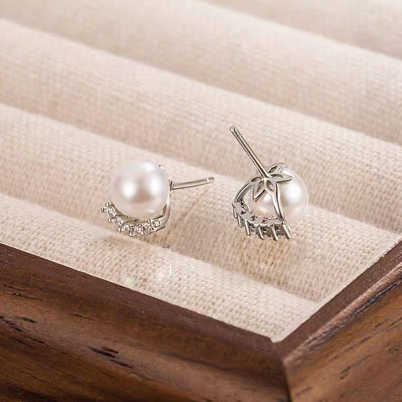 Silver-Gray Pearl Zirconia Stud Earrings – Lightweight Luxury for Everyday Wear
