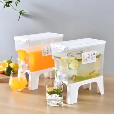 Trinkgeschirr – Wasserbehälter & Getränkespender