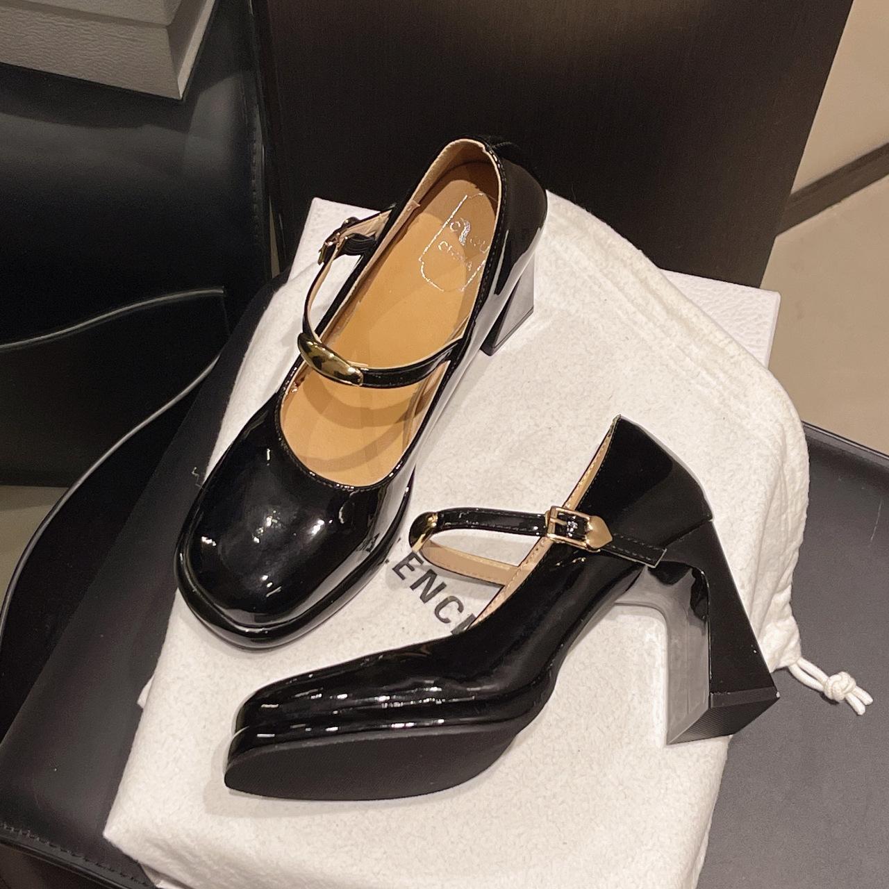 

Mary Jane shoes spring 2025 new one-word with sexy high heels patent leather round head thick heel waterproof table shoes 35 чёрный