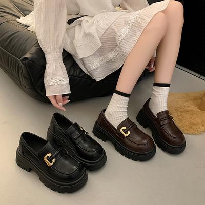 Chaussures en cuir à plateforme noire pour femmes, nouvelles chaussures à une pédale de style britannique rétro polyvalentes pour l'automne 2024