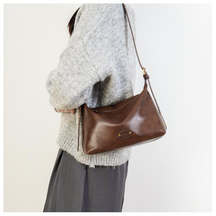 Retro fashion underarm bag women's new 2023 autumn and winter simple versatile tote bag high-end commuter shoulder bag