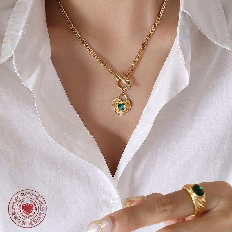 European Retro Style Heart Pendant Necklace with Green Acrylic Inlay, Gold-Plated Titanium Steel Cuban Chain