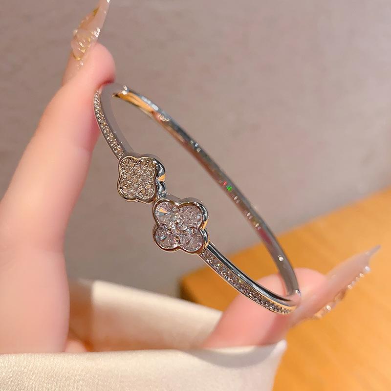 Fresh lucky grass diamond bracelet niche design full diamond four-leaf clover bracelet popular hand jewelry