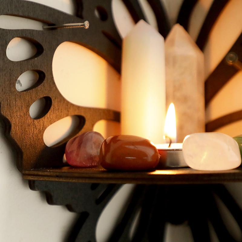 Schwarzes Wandregal aus Holz mit Schmetterlingskristallen