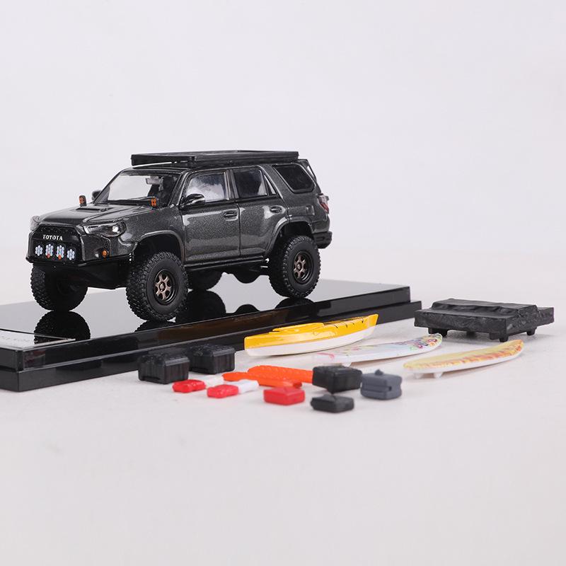 

1:64 Модель внедорожника Toyota 4Runner из сплава с аксессуарами