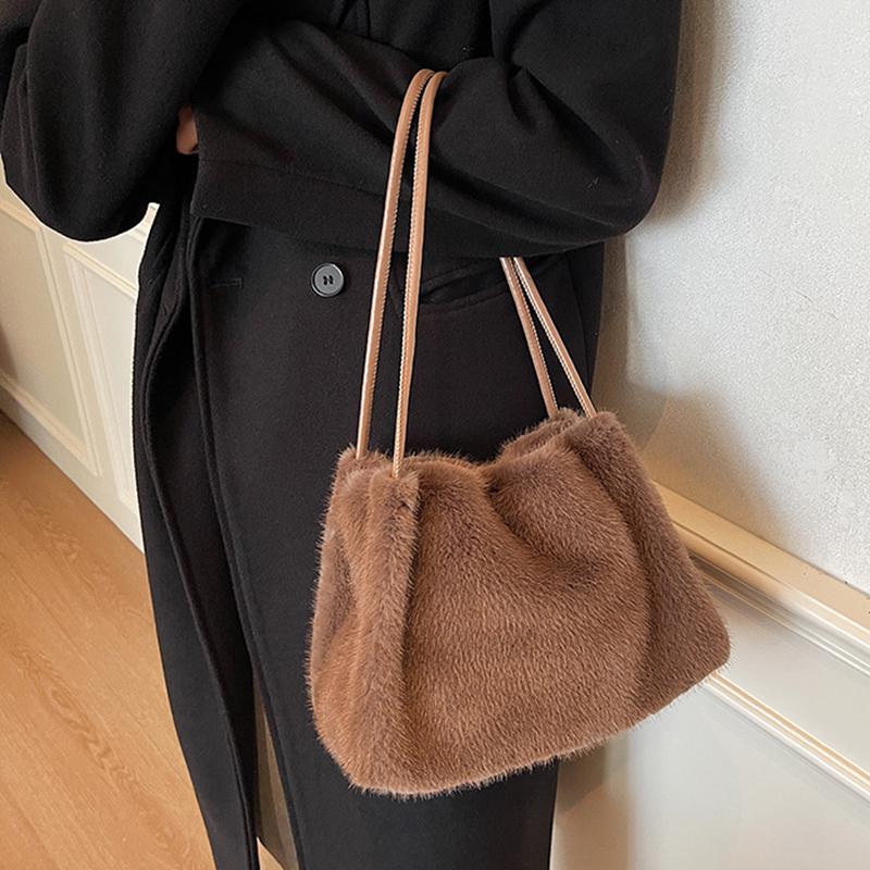 New Plush Bucket Bag for Autumn and Winter, Women's High-end Texture Niche Design Commuter Handbag
