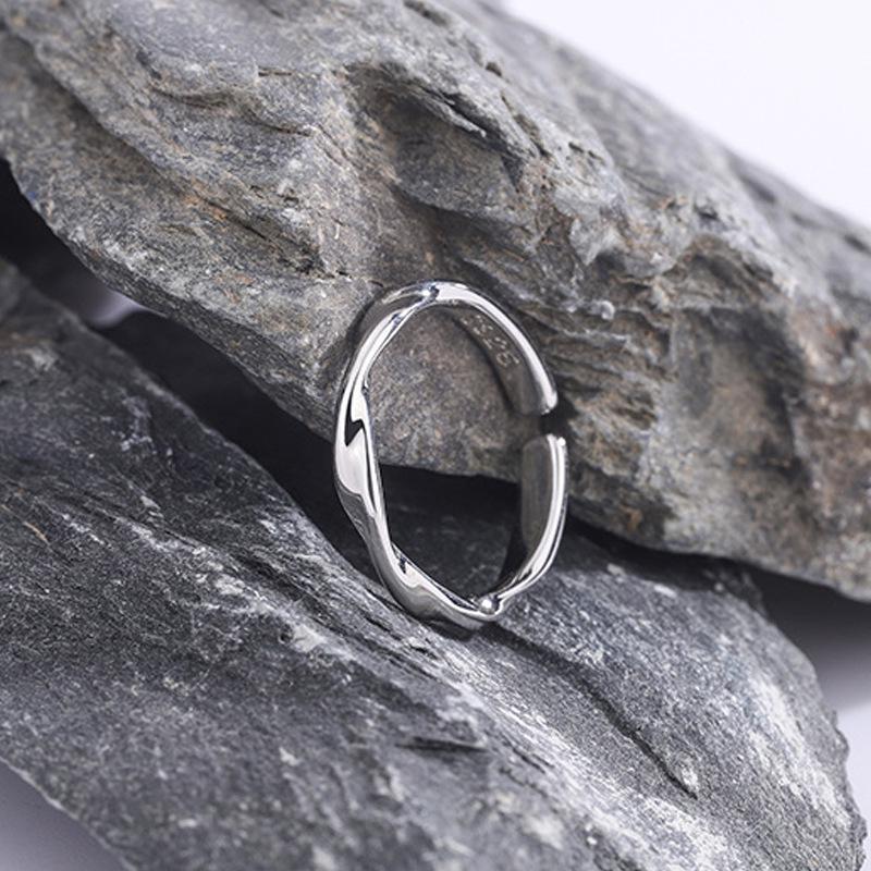 

High-End Möbius Twist: Minimalist Unisex Wire Ring with Cold Style Adjustable Open
