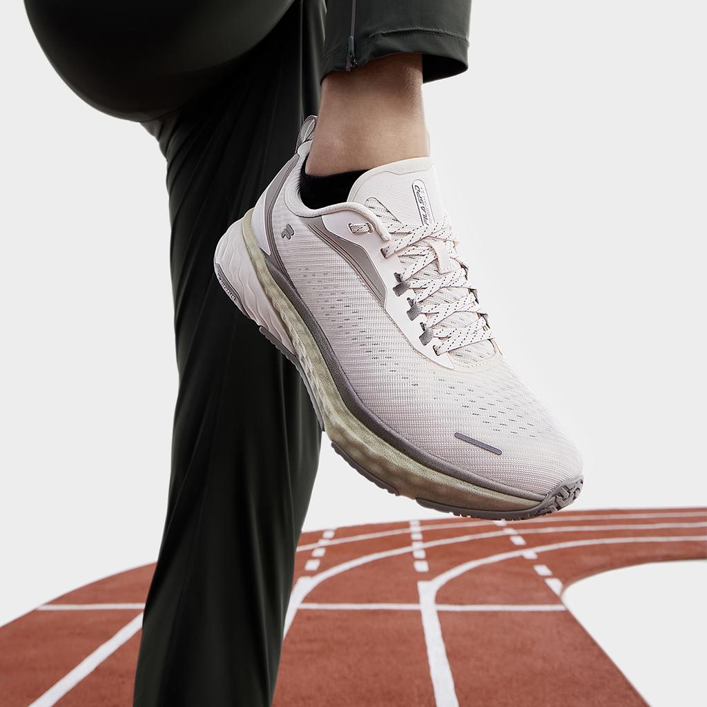 FILA Comfortable Versatile Low-Top Running Shoes Men sneaker White A12M431103FWA