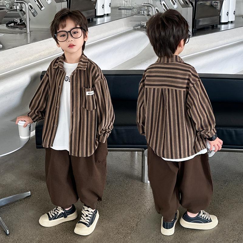 

Комплект из двух предметов: полосатая рубашка для мальчиков на осень 2025 года - модный детский наряд 140 cm коричневый