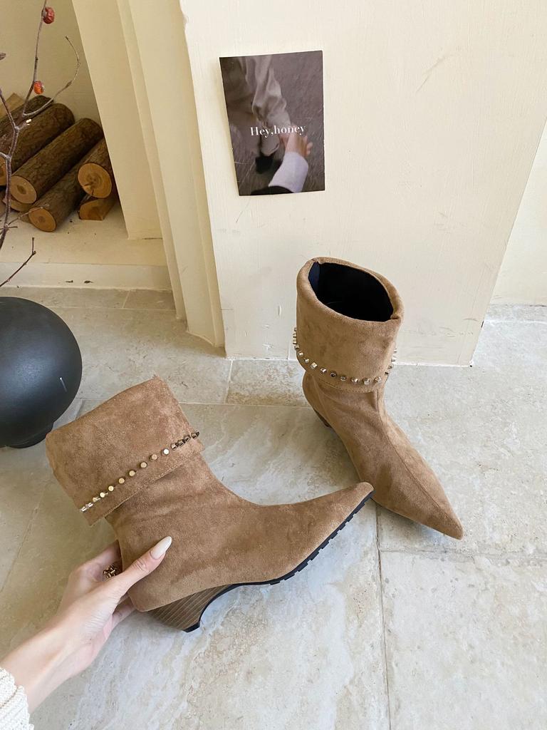 French Pointed Rivet Suede Medium Tube Stacking Boots Women's 2025 Autumn and Winter Wood Grain Cone and Rhinestone Two Wear Medium Tube Boots