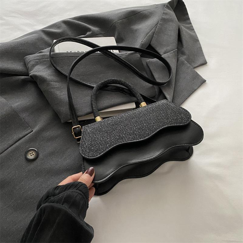 

2024 летняя новая модная повседневная популярная сумка-мессенджер повседневная портативная маленькая квадратная сумка модная ретро маленькая женская сумка чёрный