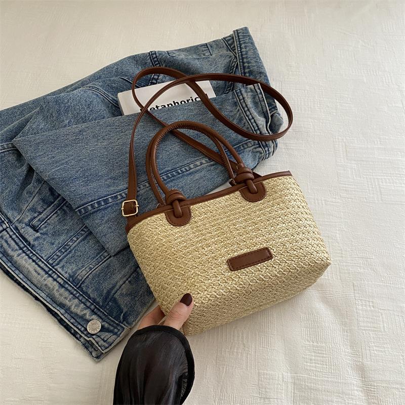 Portable messenger bag, new summer vacation beach wind straw woven bag, beautiful bucket bag, woven bag.