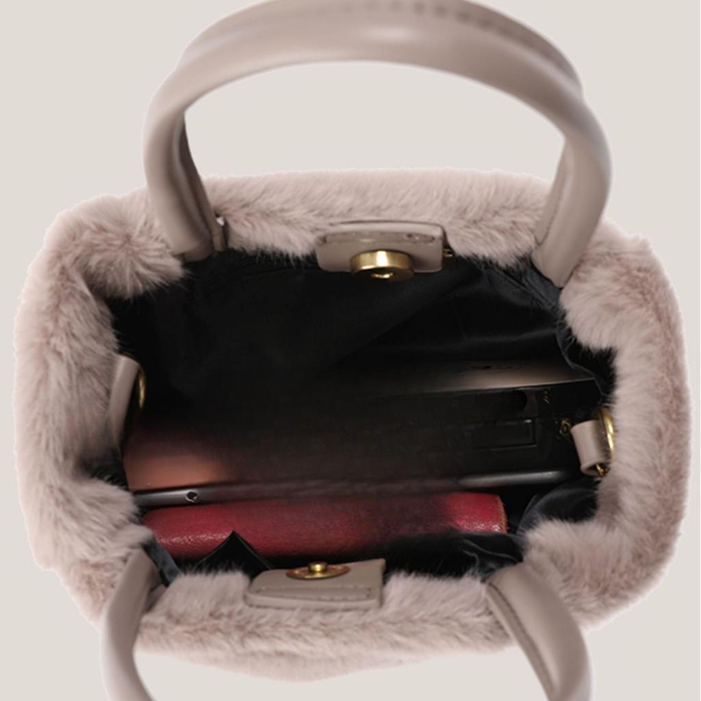 Plush Bag Women's Japanese and Korean Ins Fashion Portable Bucket Bag Furry Crossbody New Autumn and Winter Fur Bag