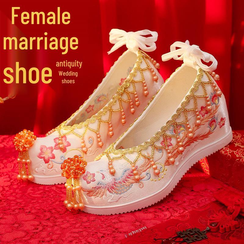 

Rong Yan Zhi Jia Red Embroidered Heels: Chinese Xiu He Ming Dynasty Style Hanfu Wedding Shoes for Brides. 39