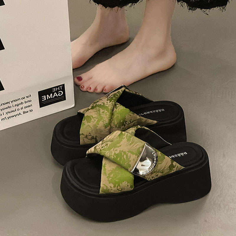 Small muffin thick-bottomed crossed slippers for women's outerwear 2025 summer new heightening one-word holiday beach sandals