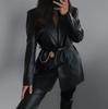 Blazer lungo con tasca finta con risvolto in pelle nera casual moda donna autunno