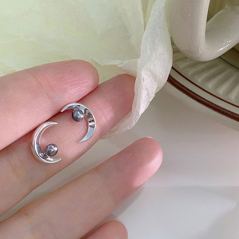 Moon Pearl Earrings Exquisite Temperament Light Luxury High-end Earrings Earrings Niche Design