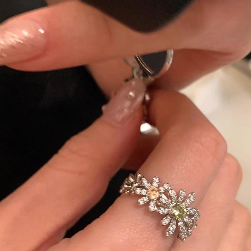 Luxury Minimalist Diamond-Encrusted Little Daisy Ring - Women's Unique High-End Finger Ring Handpiece Open Ring