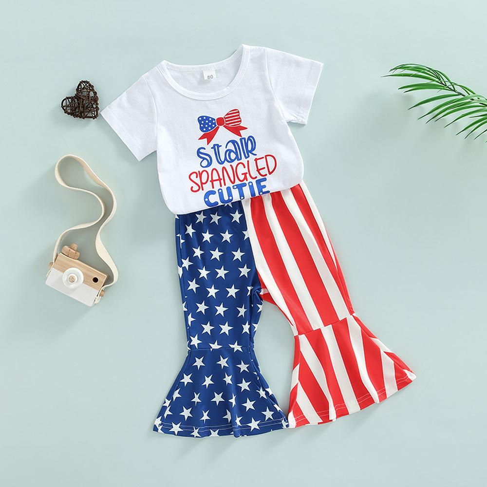 Completo da 2 Pezzi per Bambina con T-shirt Stampata con Lettere e Fiocco e Pantaloni a Zampa d'Elefante Stampati con Stelle e Strisce per Bambini da 1 a 5 Anni