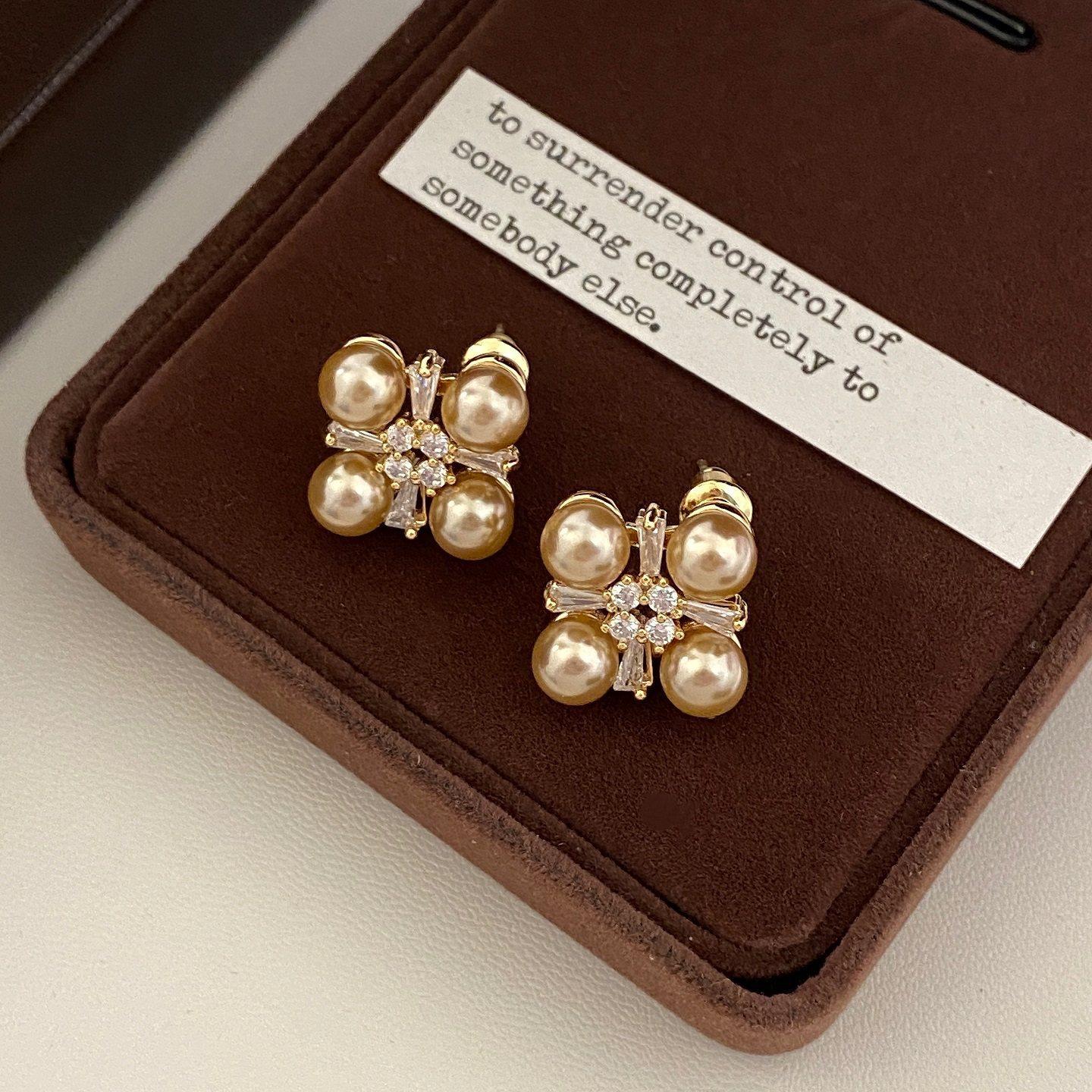 Осенние и зимние нежные жемчужно-золотые квадратные простые серьги универсальные французские элегантные нишевые серьги