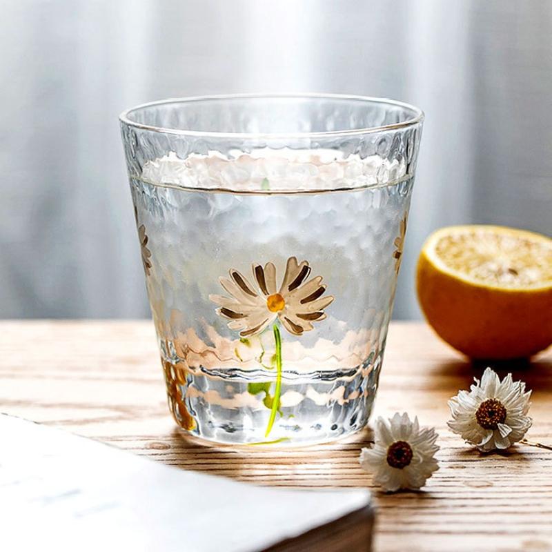 Hammered Texture Glass Cup with Daisy Pattern Creative Design for Water Juice Drinks Home Use Heat Resistant Aesthetic Gift