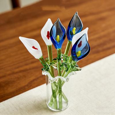 Roku darba stikla kalalilija ar kātu, ar rokām pūsta mini stikla ziedu figūriņa, dekorācija, mājas, viesistabas, biroja, krāsains ziedu ornaments
