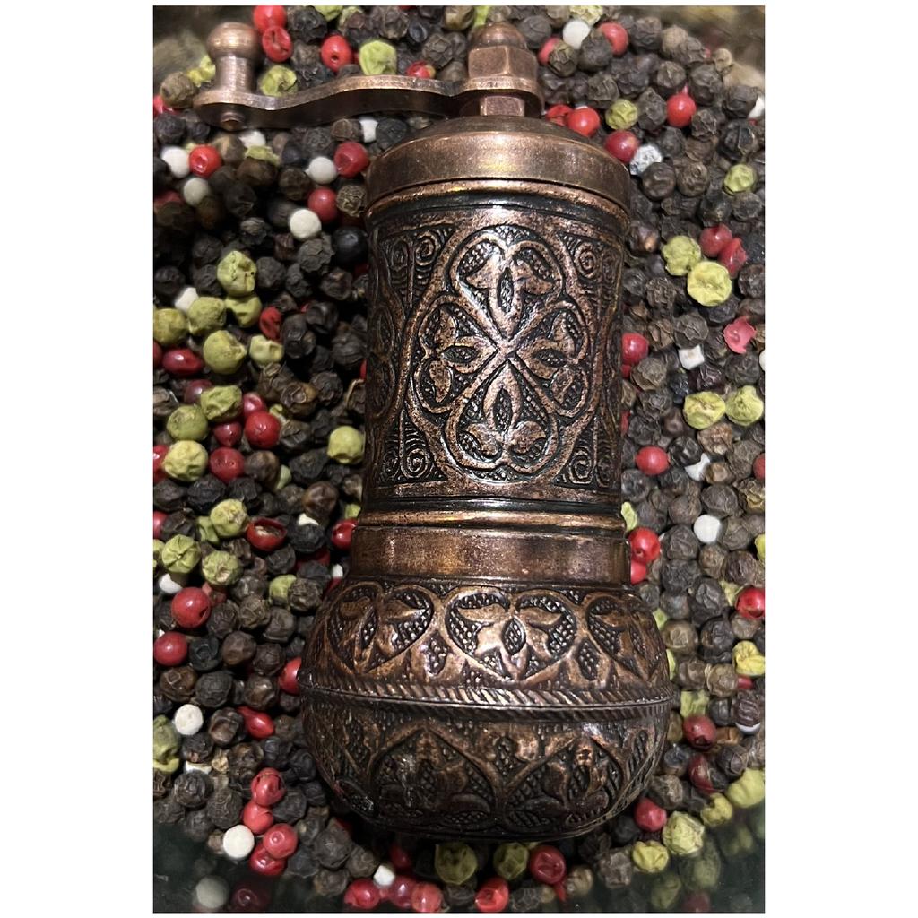 Set Mit Drei Türkischen Manuellen Kaffeemühlen, Messing