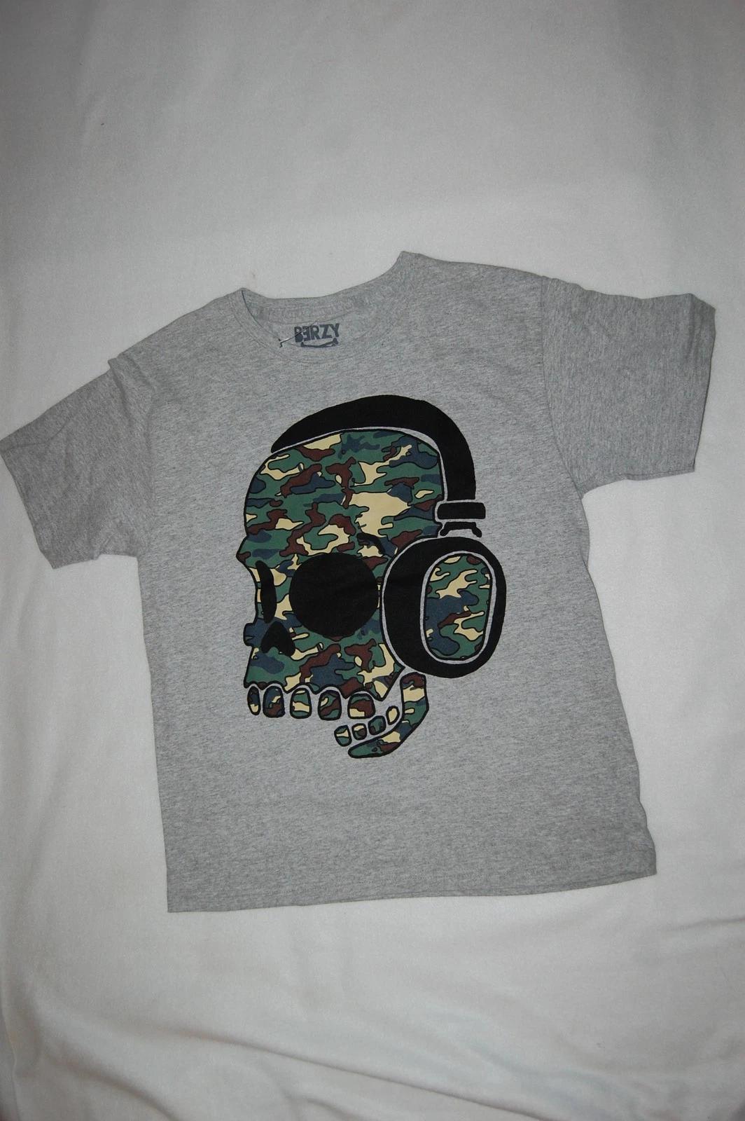 

Boys S/S Gray Tee Shirt CAMO SKULL Green Brown WEARING HEADPHONES Music SIZE L 140