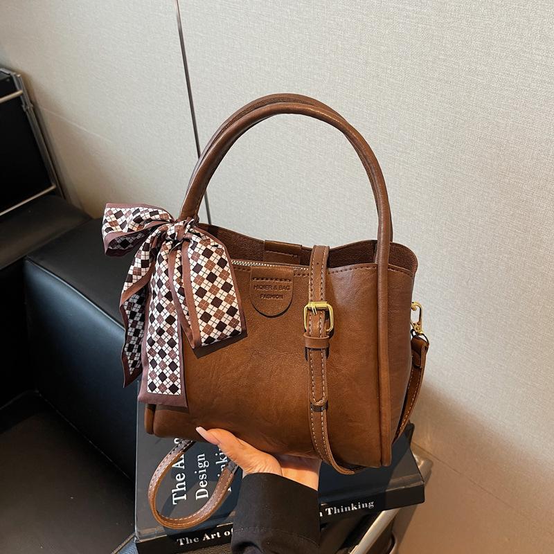 Retro Hand Bucket Bag Women's New Trendy Fashion Versatile Shoulder Bag Premium Texture Messenger Bag